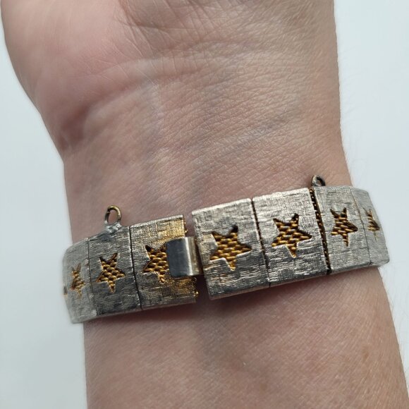 VTG Gold Tone Open Work Mesh Cut Out Stars Articulated Bracelet - Picture 8 of 12